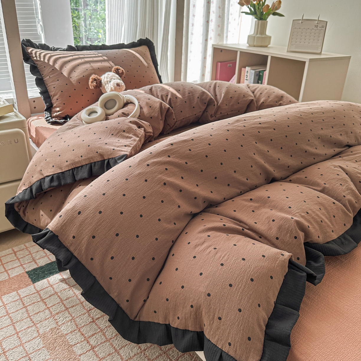 91家纺网 家纺一手货源 找家纺 韩巢家纺 2025新款小波点学生宿舍寝室上下铺三件套开学季花边被套四件套 咖波点【黑皱皱花边款】