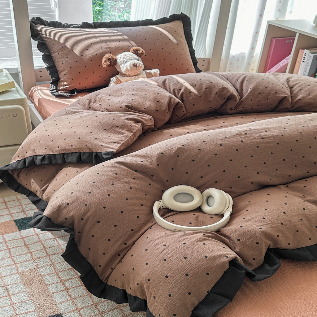 91家纺网 家纺一手货源 找家纺 韩巢家纺 2025新款小波点学生宿舍寝室上下铺三件套开学季花边被套四件套 咖波点【黑皱皱花边款】
