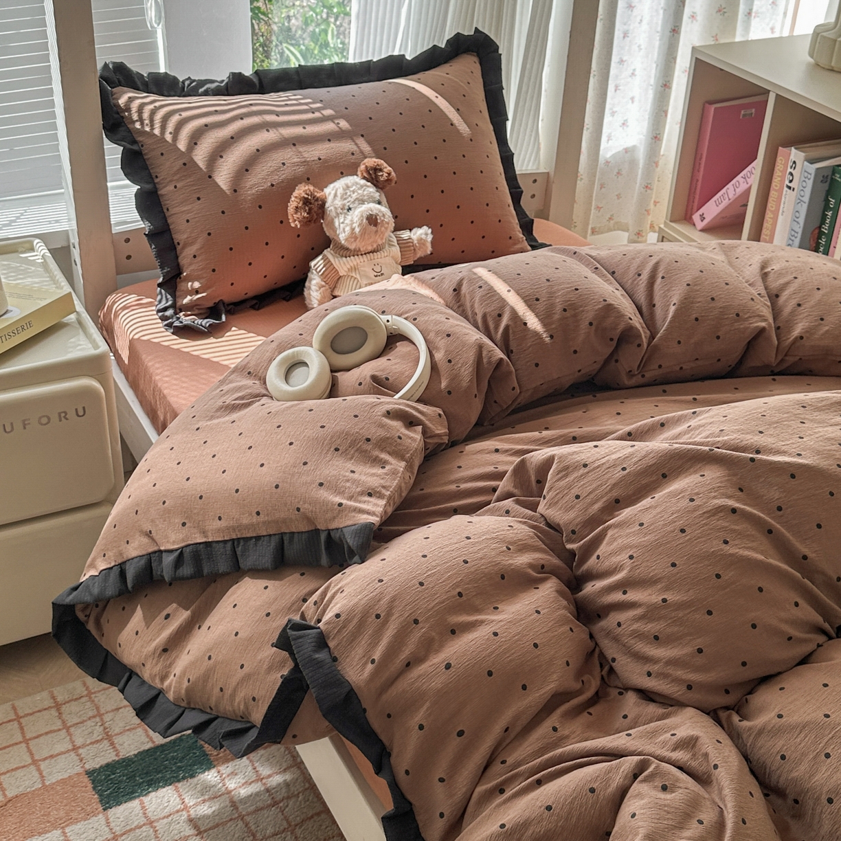 91家纺网 家纺一手货源 找家纺 韩巢家纺 2025新款小波点学生宿舍寝室上下铺三件套开学季花边被套四件套 咖波点【黑皱皱花边款】