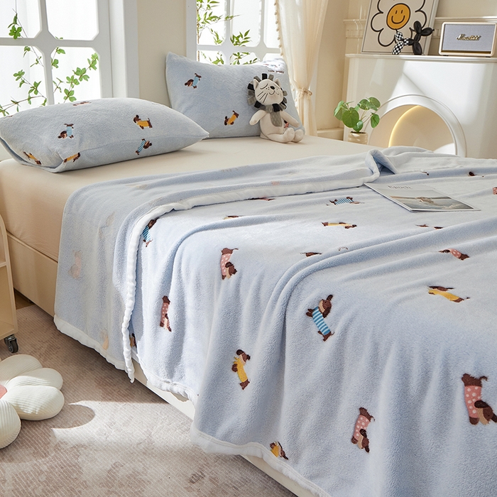 91家纺网 家纺一手货源 找家纺 楼兰公主 2025新款云朵绒卡通刺绣毛毯盖毯毯子 腊肠狗