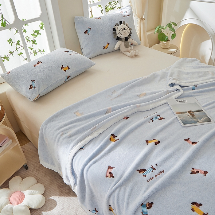 91家纺网 家纺一手货源 找家纺 楼兰公主 2025新款云朵绒卡通刺绣毛毯盖毯毯子 腊肠狗