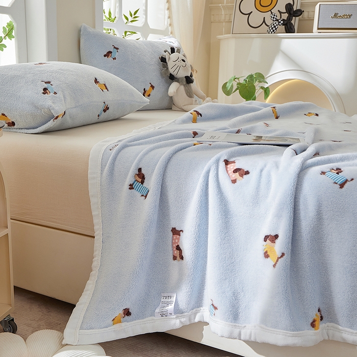 91家纺网 家纺一手货源 找家纺 楼兰公主 2025新款云朵绒卡通刺绣毛毯盖毯毯子 腊肠狗