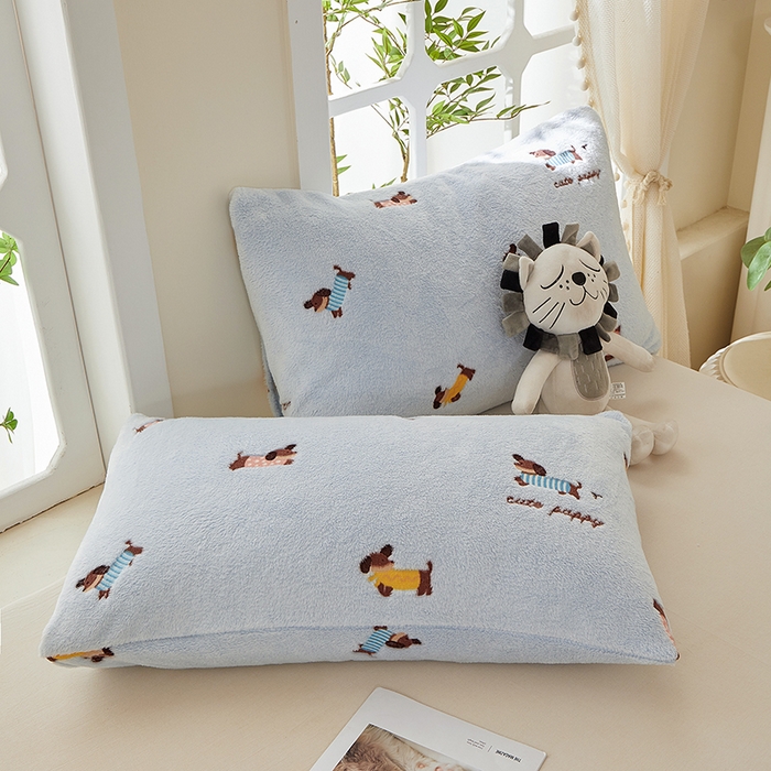 91家纺网 家纺一手货源 找家纺 楼兰公主 2025新款云朵绒卡通刺绣毛毯盖毯毯子 腊肠狗