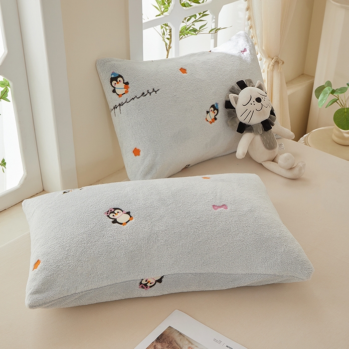 91家纺网 家纺一手货源 找家纺 楼兰公主 2025新款云朵绒卡通刺绣毛毯盖毯毯子 小企鹅