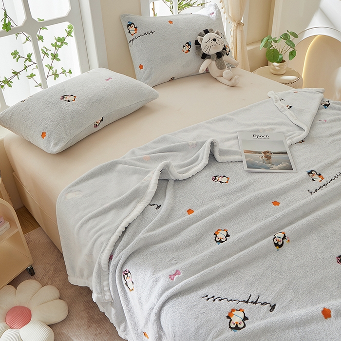 91家纺网 家纺一手货源 找家纺 楼兰公主 2025新款云朵绒卡通刺绣毛毯盖毯毯子 小企鹅