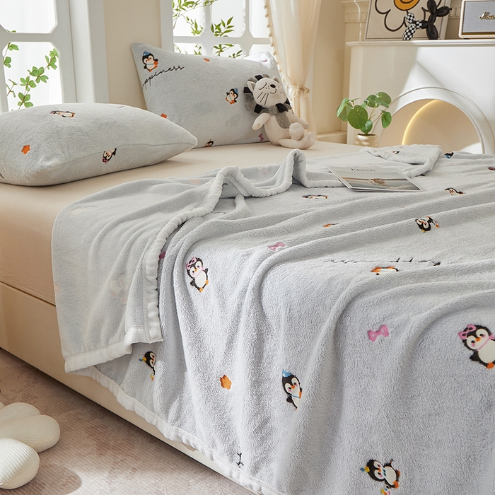 91家纺网 家纺一手货源 找家纺 楼兰公主 2025新款云朵绒卡通刺绣毛毯盖毯毯子 小企鹅