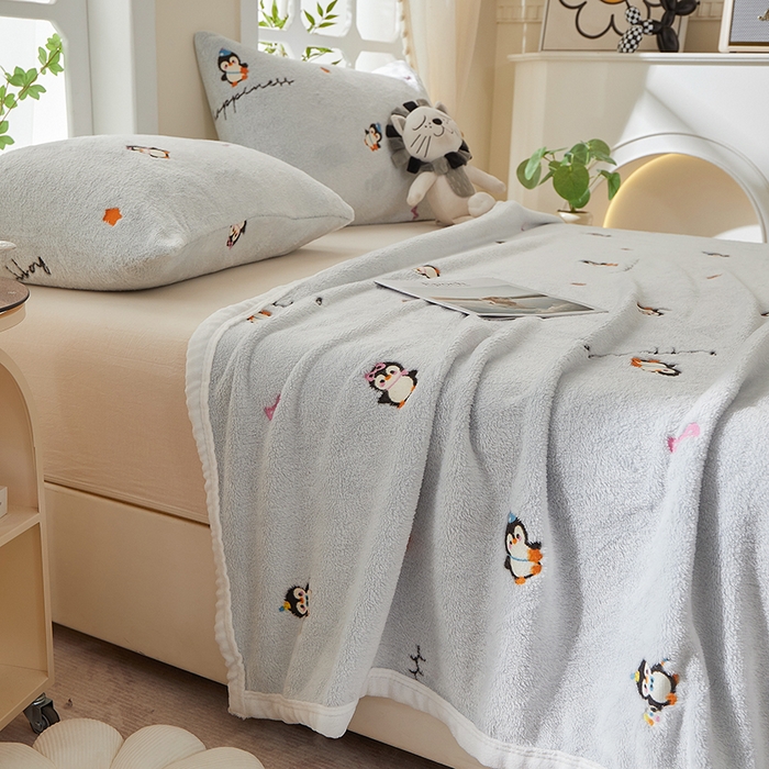 91家纺网 家纺一手货源 找家纺 楼兰公主 2025新款云朵绒卡通刺绣毛毯盖毯毯子 小企鹅