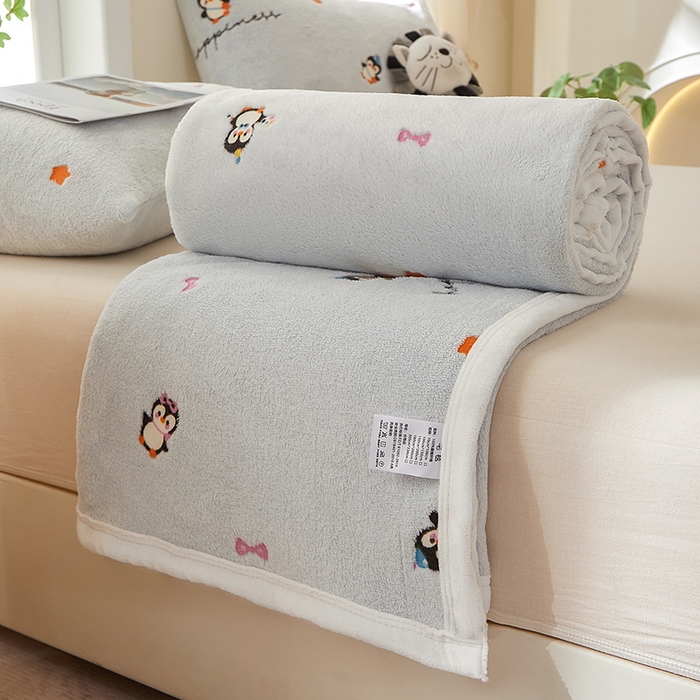 91家纺网 家纺一手货源 找家纺 楼兰公主 2025新款云朵绒卡通刺绣毛毯盖毯毯子 小企鹅