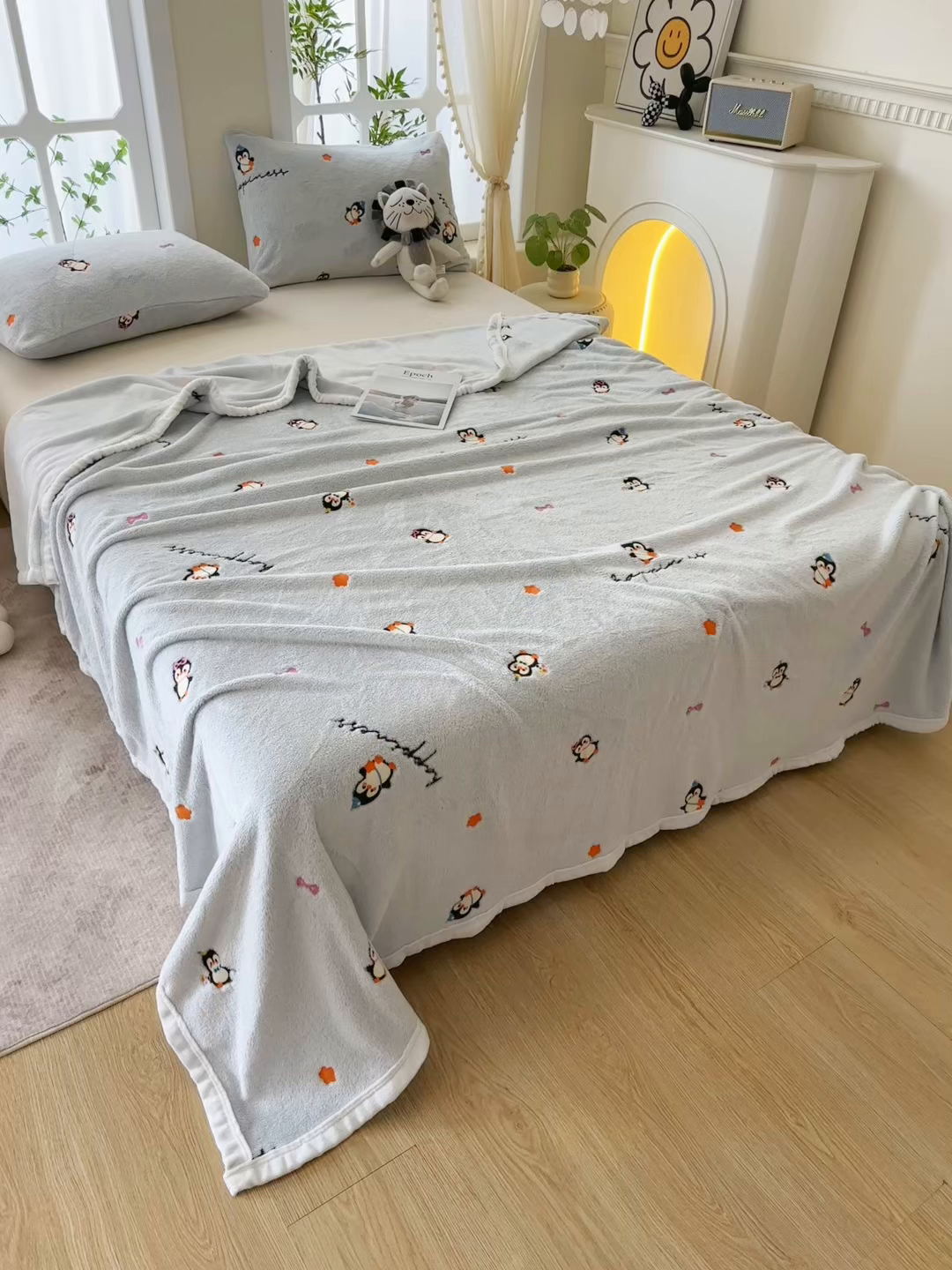 91家纺网 家纺一手货源 找家纺 楼兰公主 2025新款云朵绒卡通刺绣毛毯盖毯毯子 小企鹅