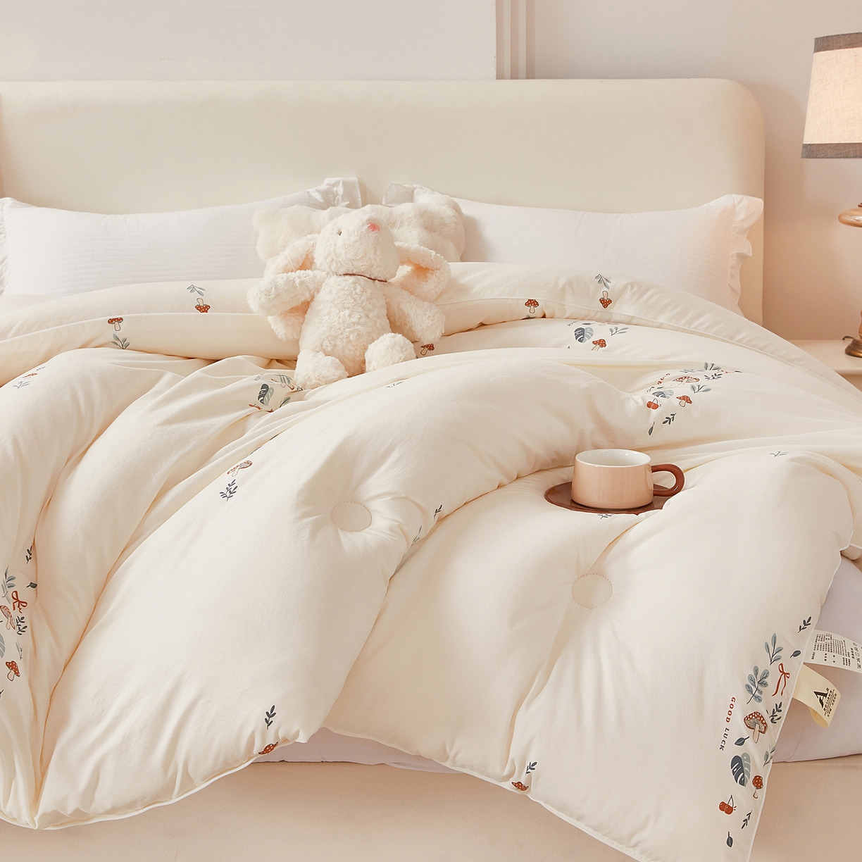 91家纺网 家纺一手货源 找家纺 尊妙被业 2025新款棉小柔大豆被被子被芯春秋被子母被直播批发夏被 春之笙-米色