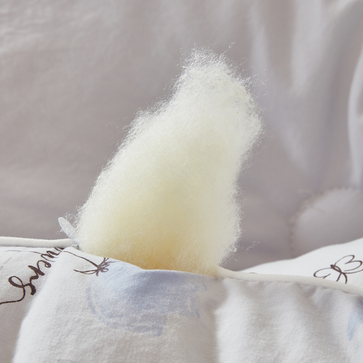 91家纺网 家纺一手货源 找家纺 尊妙被业 2025新款棉小柔大豆被被子被芯春秋被子母被直播批发夏被 虞美人-浅灰