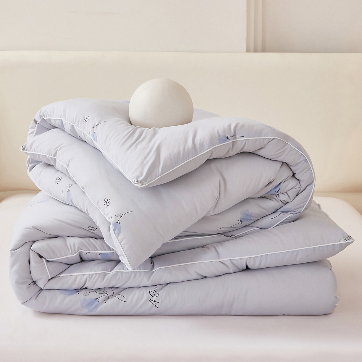 91家纺网 家纺一手货源 找家纺 尊妙被业 2025新款棉小柔大豆被被子被芯春秋被子母被直播批发夏被 虞美人-浅灰