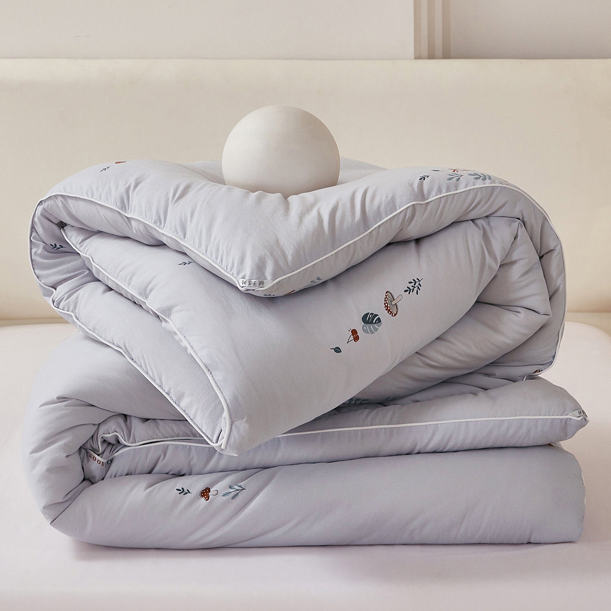 91家纺网 家纺一手货源 找家纺 尊妙被业 2025新款棉小柔大豆被被子被芯春秋被子母被直播批发夏被 春之笙-灰色