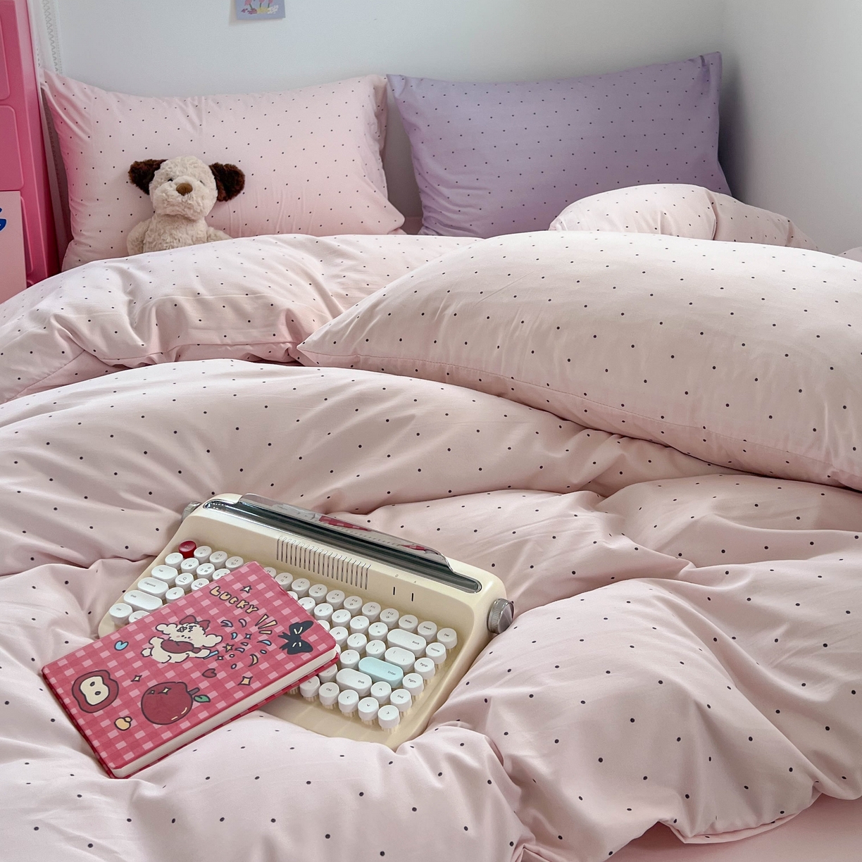 91家纺网 家纺一手货源 找家纺 红嘴企鹅 2025新款云感提花双层纱印花系列四件套 波点粉