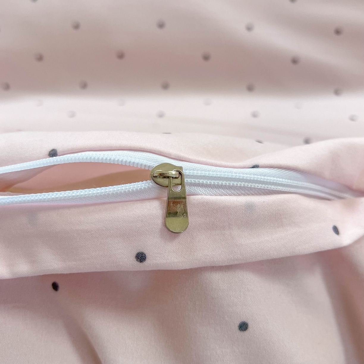 91家纺网 家纺一手货源 找家纺 红嘴企鹅 2025新款云感提花双层纱印花系列四件套 波点粉