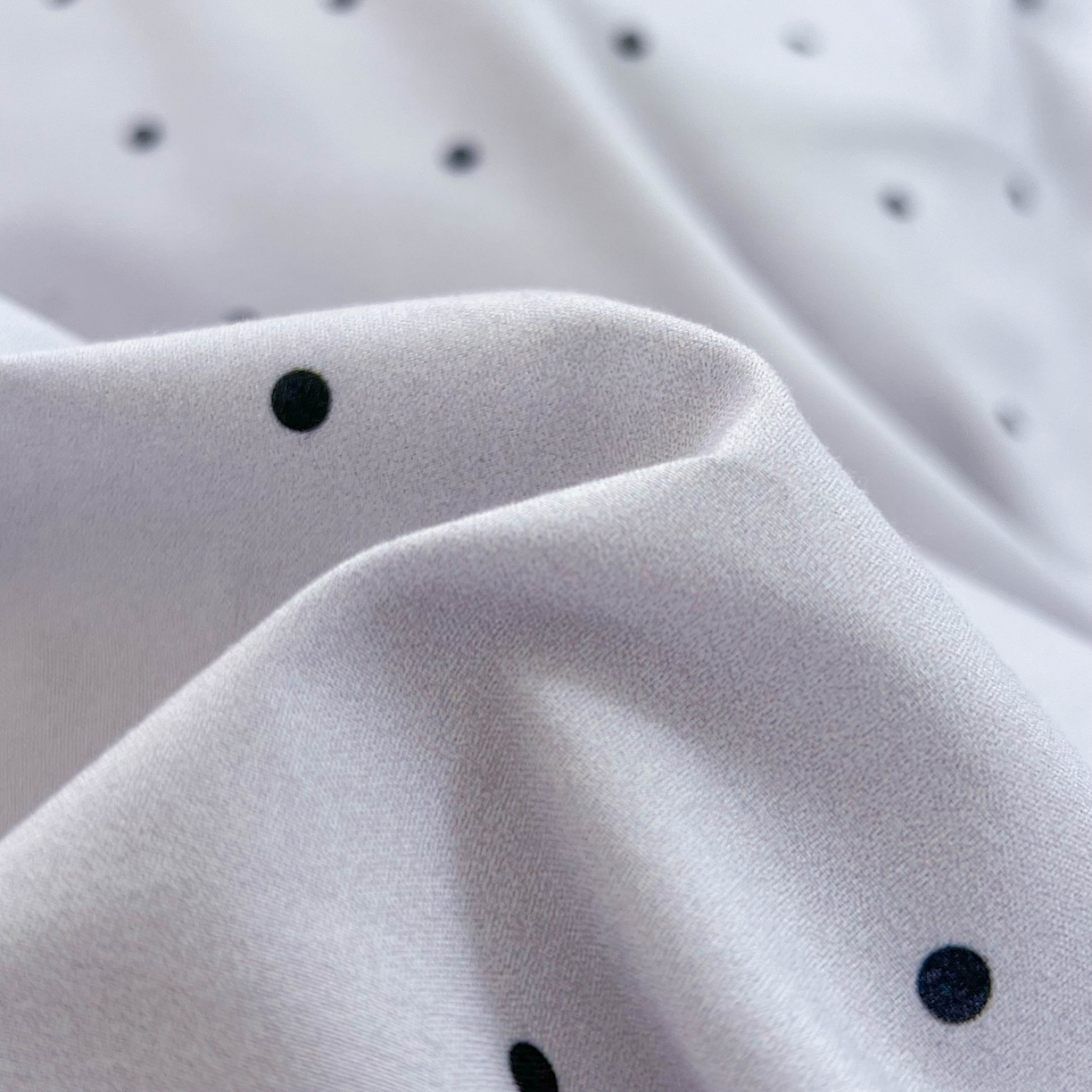 91家纺网 家纺一手货源 找家纺 红嘴企鹅 2025新款云感提花双层纱印花系列四件套 波点灰