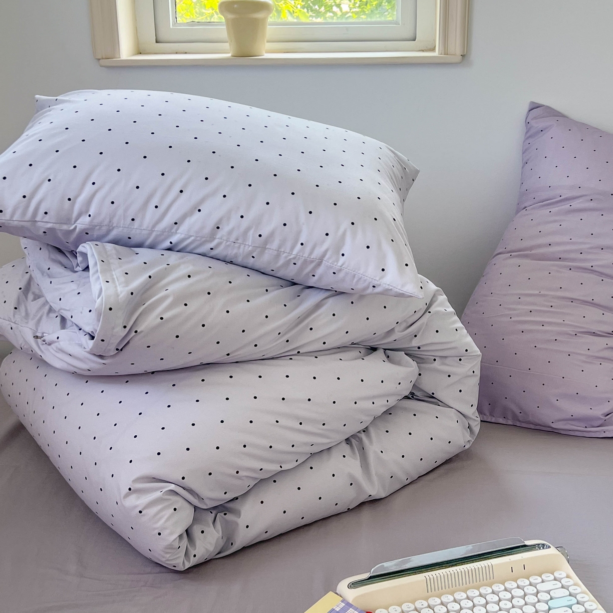 91家纺网 家纺一手货源 找家纺 红嘴企鹅 2025新款云感提花双层纱印花系列四件套 波点灰