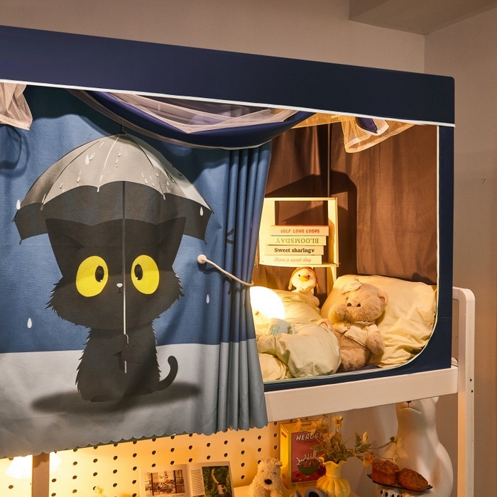 91家纺网 家纺一手货源 找家纺 雪姿家纺 2025新款A类大版印花款物理强遮光纳米技术环保透气超强遮光防蚊学生坐床蚊帐 雨猫精灵