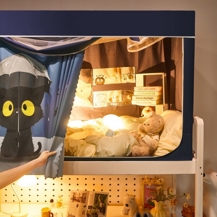 91家纺网 家纺一手货源 找家纺 雪姿家纺 2025新款A类大版印花款物理强遮光纳米技术环保透气超强遮光防蚊学生坐床蚊帐 雨猫精灵