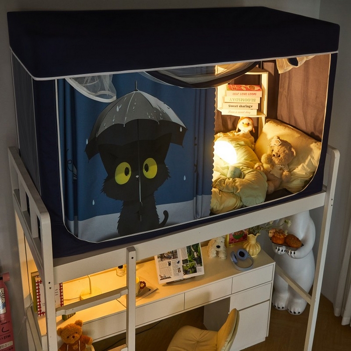 91家纺网 家纺一手货源 找家纺 雪姿家纺 2025新款A类大版印花款物理强遮光纳米技术环保透气超强遮光防蚊学生坐床蚊帐 雨猫精灵