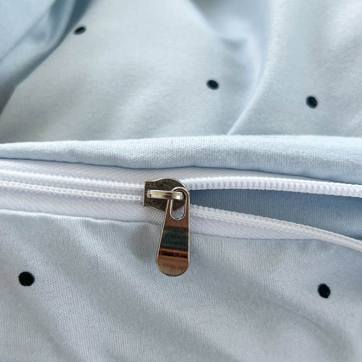 91家纺网 家纺一手货源 找家纺 红嘴企鹅 2025新款云感提花双层纱印花系列四件套 波点蓝