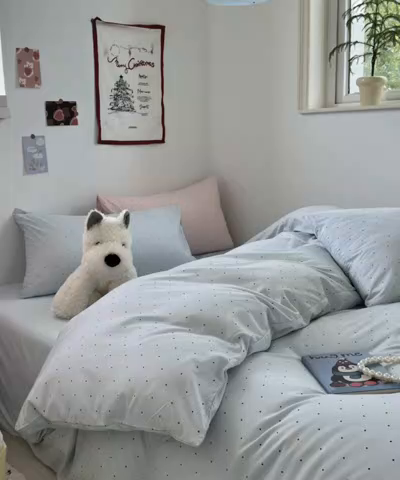 91家纺网 家纺一手货源 找家纺 红嘴企鹅 2025新款云感提花双层纱印花系列四件套 波点蓝