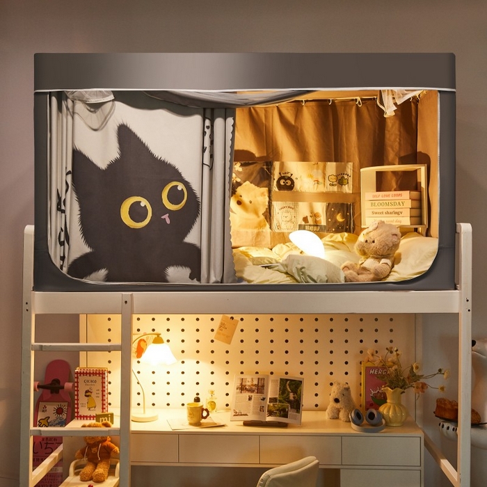 91家纺网 家纺一手货源 找家纺 雪姿家纺 2025新款A类大版印花款物理强遮光纳米技术环保透气超强遮光防蚊学生坐床蚊帐 俏皮小黑