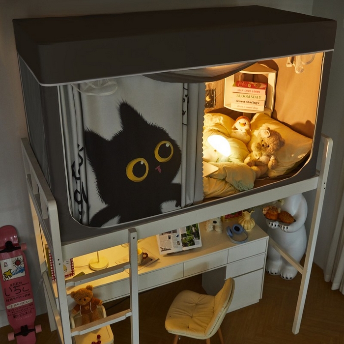 91家纺网 家纺一手货源 找家纺 雪姿家纺 2025新款A类大版印花款物理强遮光纳米技术环保透气超强遮光防蚊学生坐床蚊帐 俏皮小黑