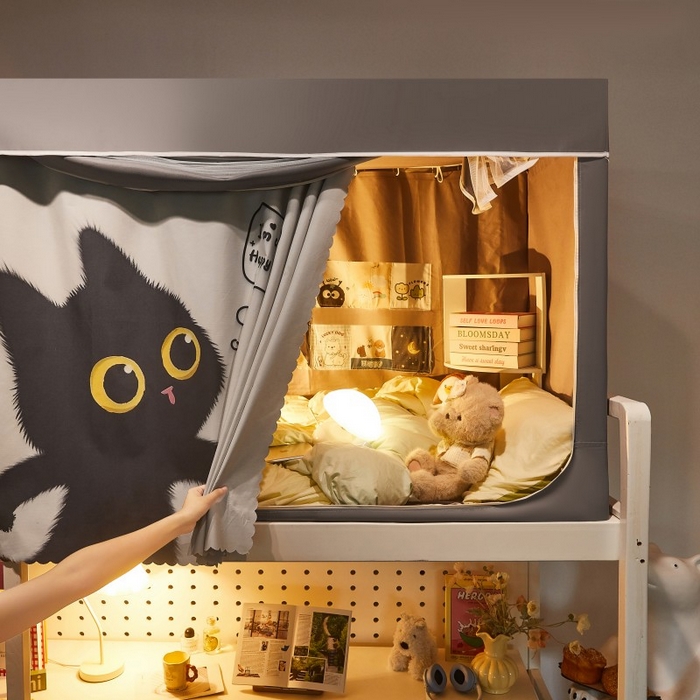 91家纺网 家纺一手货源 找家纺 雪姿家纺 2025新款A类大版印花款物理强遮光纳米技术环保透气超强遮光防蚊学生坐床蚊帐 俏皮小黑