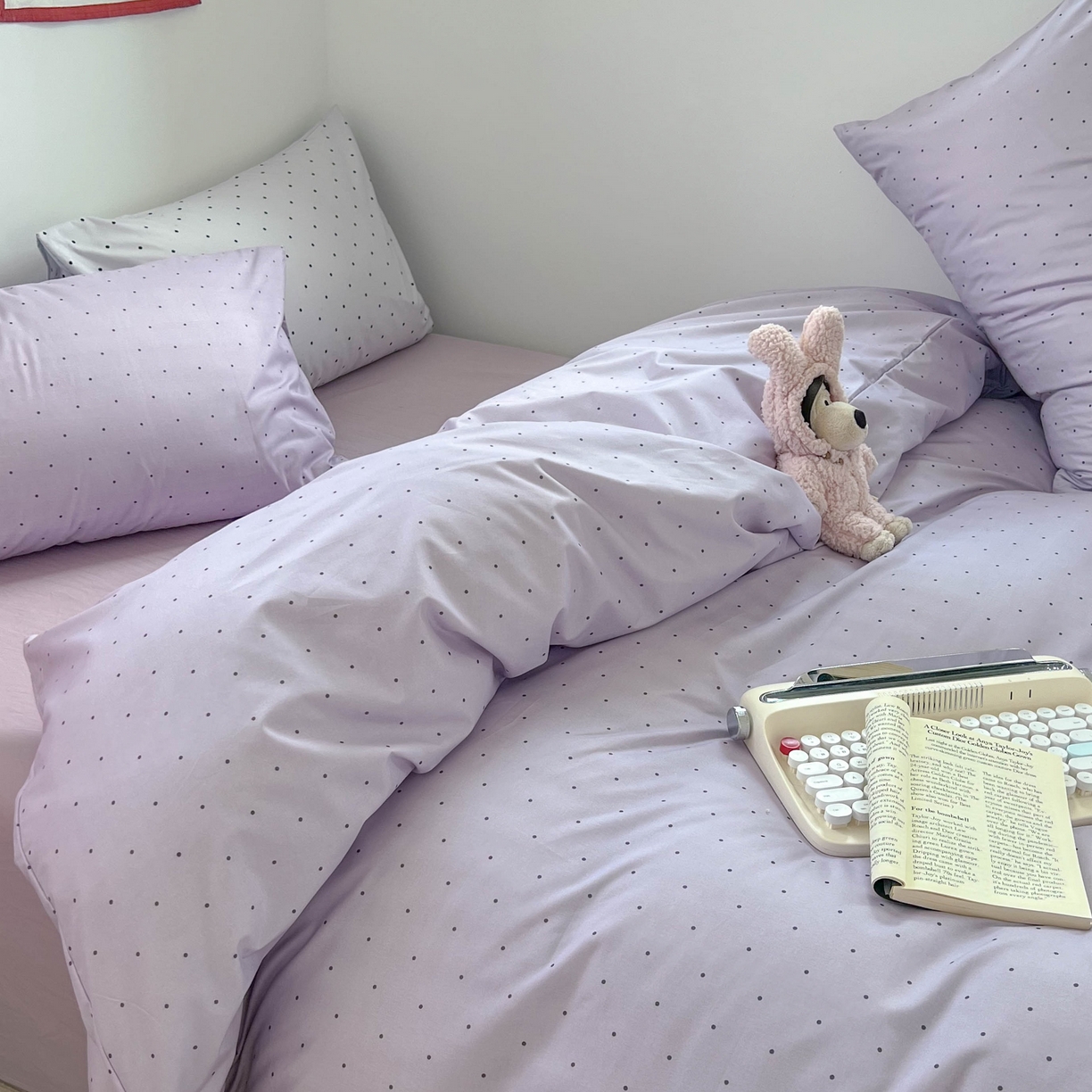 91家纺网 家纺一手货源 找家纺 红嘴企鹅 2025新款云感提花双层纱印花系列四件套 波点紫