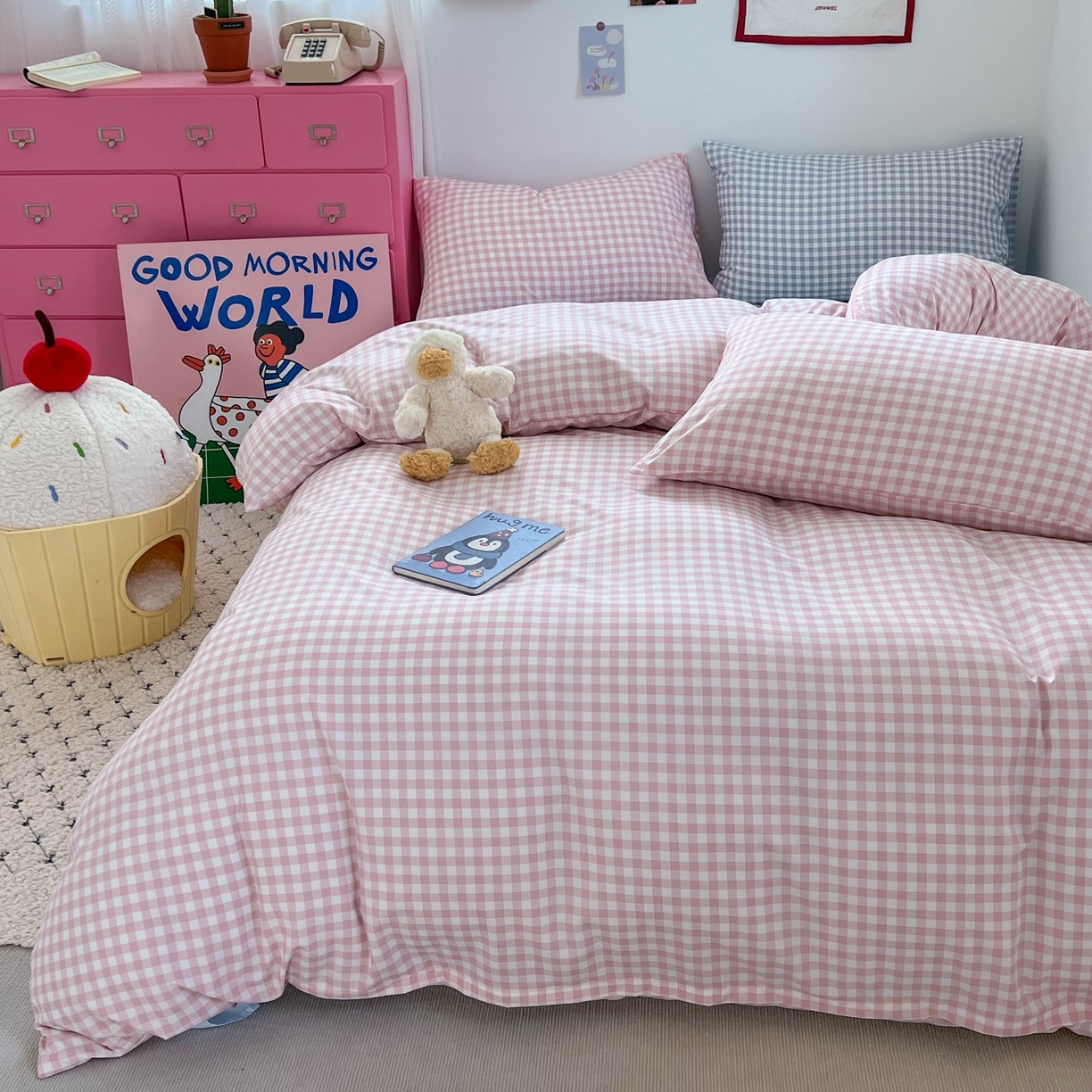 91家纺网 家纺一手货源 找家纺 红嘴企鹅 2025新款云感提花双层纱印花系列四件套 格子粉