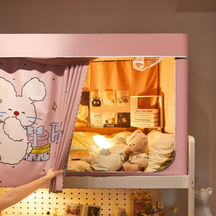 91家纺网 家纺一手货源 找家纺 雪姿家纺 2025新款A类大版印花款物理强遮光纳米技术环保透气超强遮光防蚊学生坐床蚊帐 甜心兔