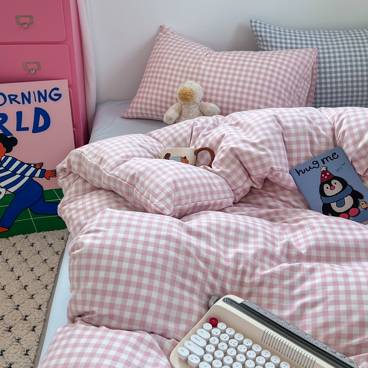 91家纺网 家纺一手货源 找家纺 红嘴企鹅 2025新款云感提花双层纱印花系列四件套 格子粉