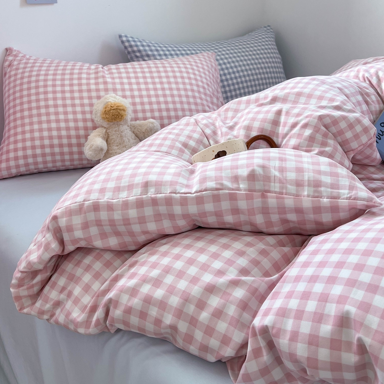 91家纺网 家纺一手货源 找家纺 红嘴企鹅 2025新款云感提花双层纱印花系列四件套 格子粉