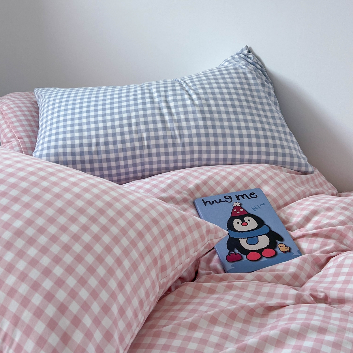 91家纺网 家纺一手货源 找家纺 红嘴企鹅 2025新款云感提花双层纱印花系列四件套 格子粉