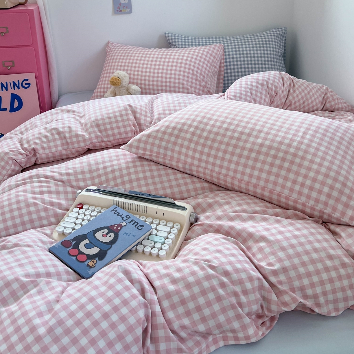 91家纺网 家纺一手货源 找家纺 红嘴企鹅 2025新款云感提花双层纱印花系列四件套 格子粉