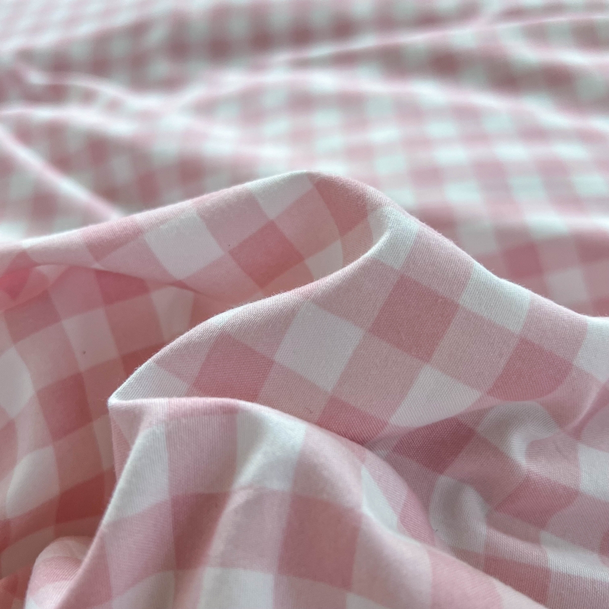 91家纺网 家纺一手货源 找家纺 红嘴企鹅 2025新款云感提花双层纱印花系列四件套 格子粉