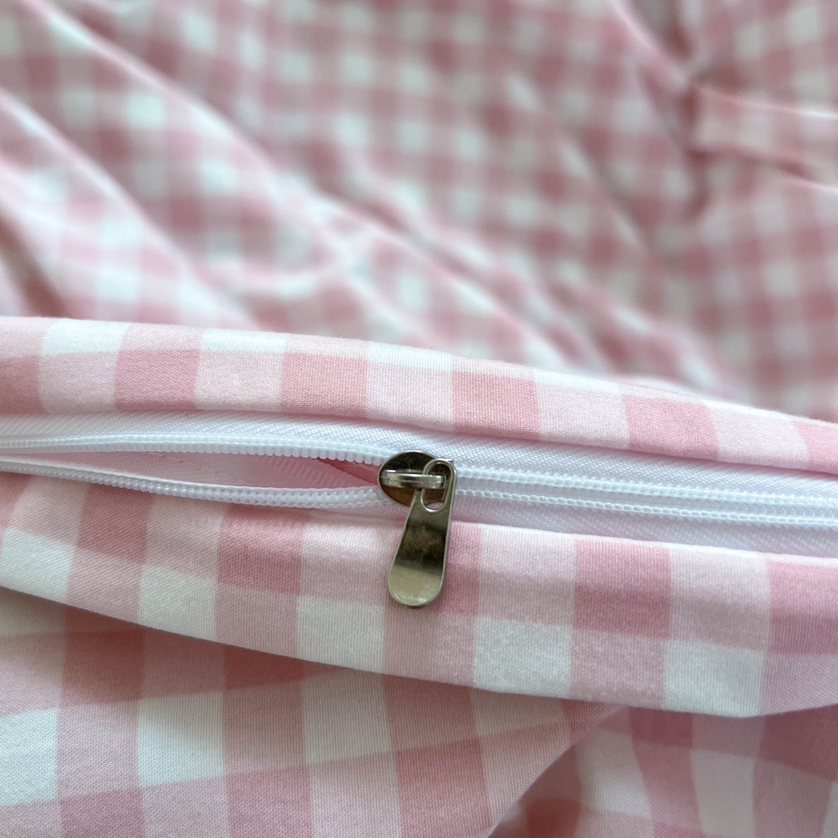 91家纺网 家纺一手货源 找家纺 红嘴企鹅 2025新款云感提花双层纱印花系列四件套 格子粉