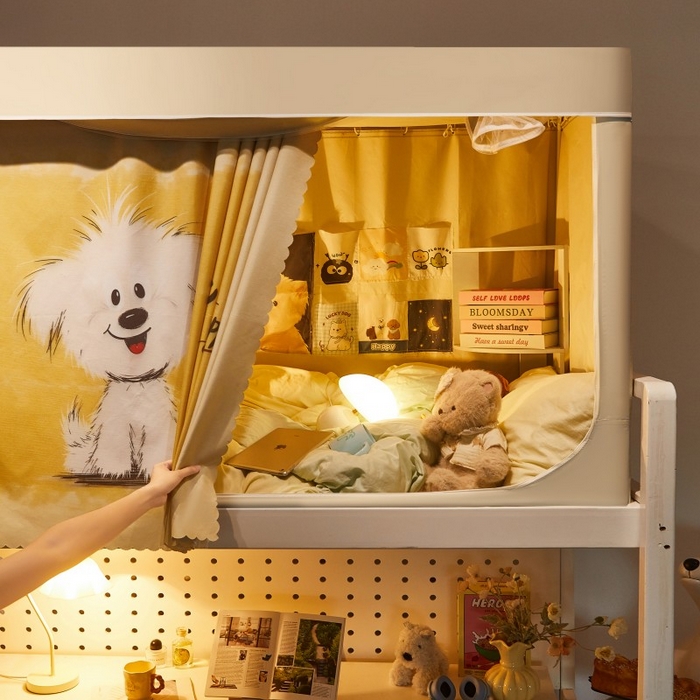 91家纺网 家纺一手货源 找家纺 雪姿家纺 2025新款A类大版印花款物理强遮光纳米技术环保透气超强遮光防蚊学生坐床蚊帐 快乐小汪