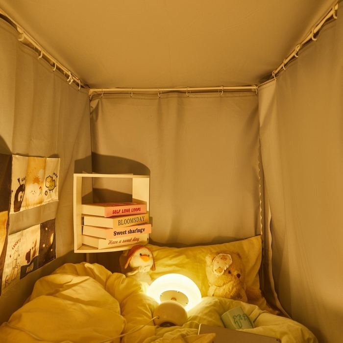 91家纺网 家纺一手货源 找家纺 雪姿家纺 2025新款A类大版印花款物理强遮光纳米技术环保透气超强遮光防蚊学生坐床蚊帐 幸运狗