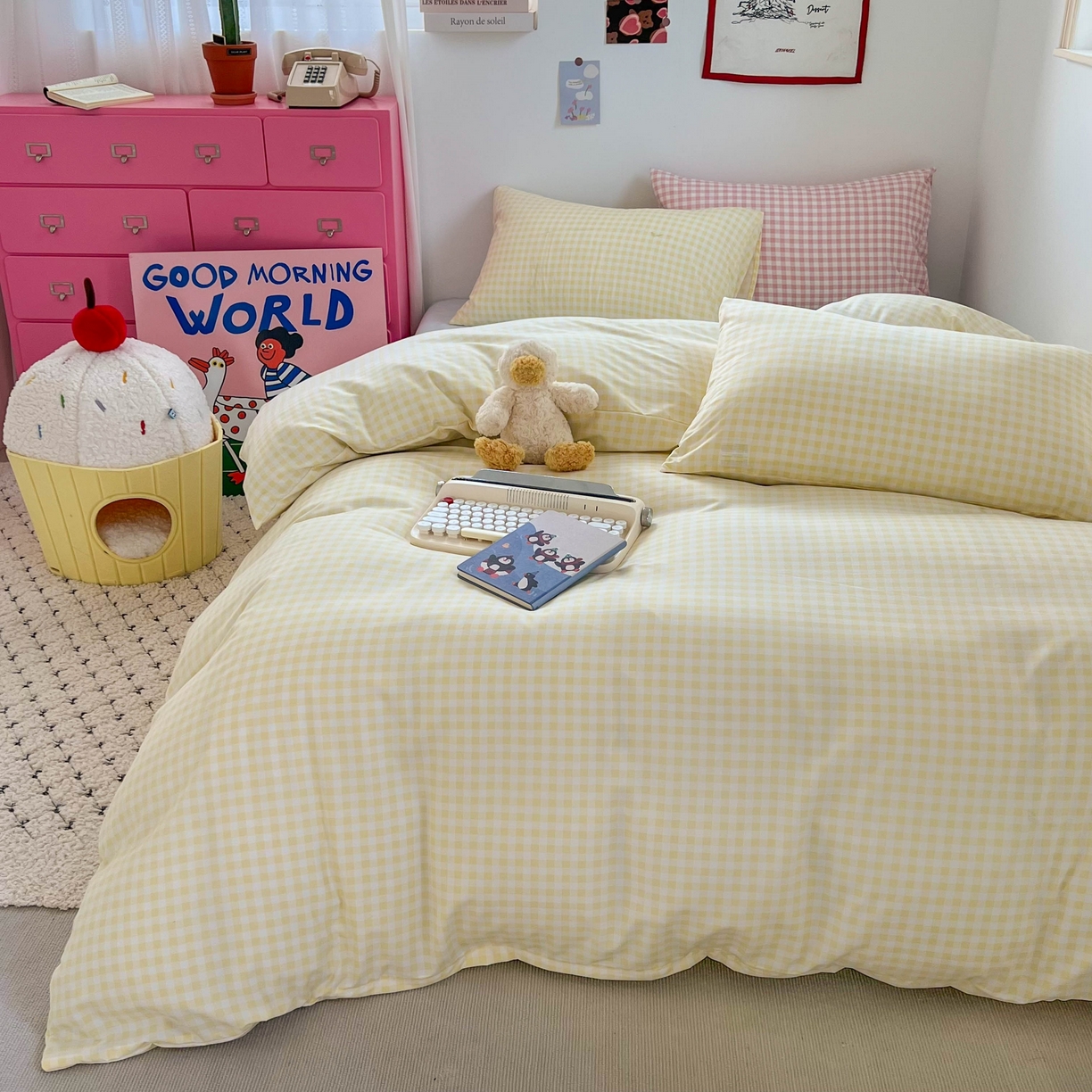 91家纺网 家纺一手货源 找家纺 红嘴企鹅 2025新款云感提花双层纱印花系列四件套 格子黄