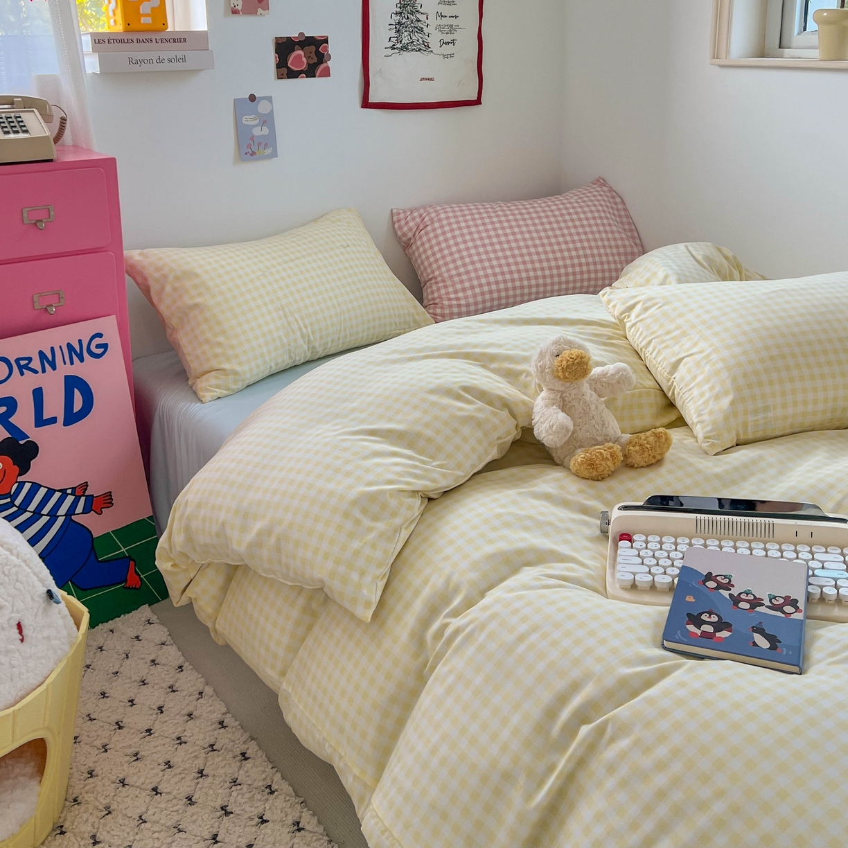 91家纺网 家纺一手货源 找家纺 红嘴企鹅 2025新款云感提花双层纱印花系列四件套 格子黄