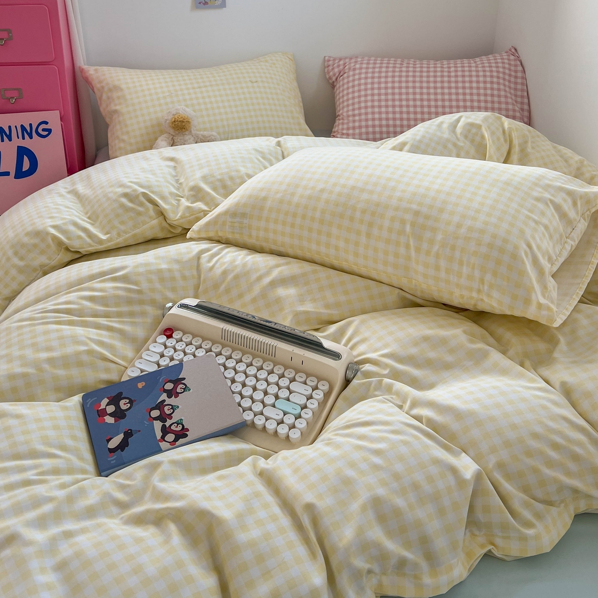 91家纺网 家纺一手货源 找家纺 红嘴企鹅 2025新款云感提花双层纱印花系列四件套 格子黄