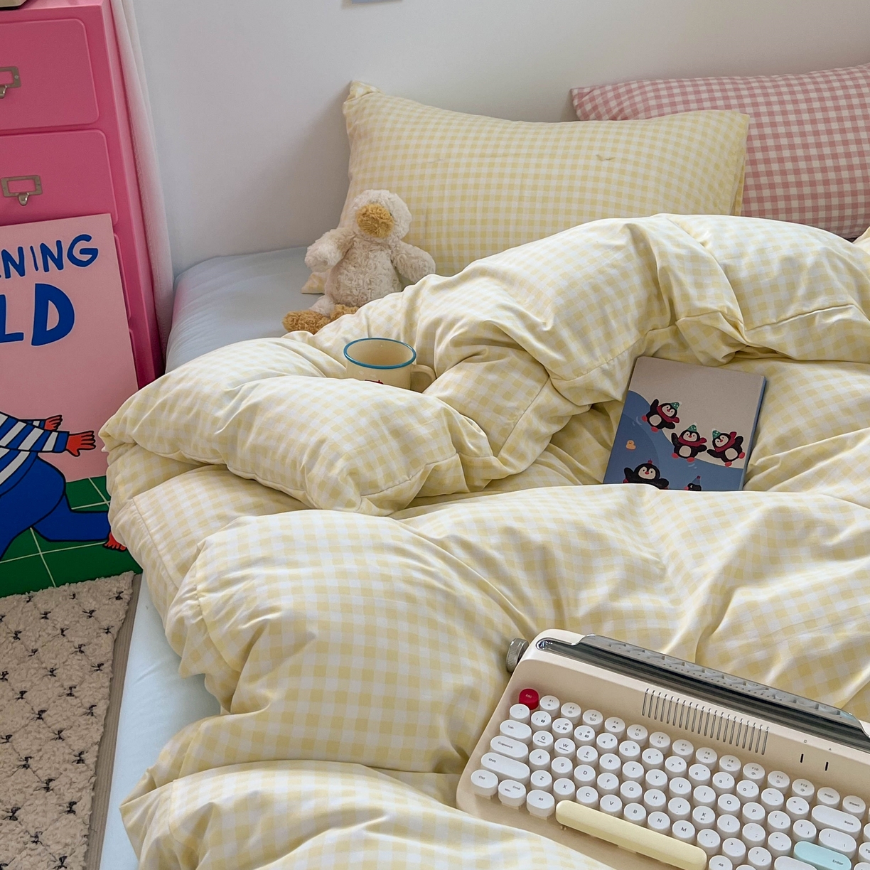 91家纺网 家纺一手货源 找家纺 红嘴企鹅 2025新款云感提花双层纱印花系列四件套 格子黄