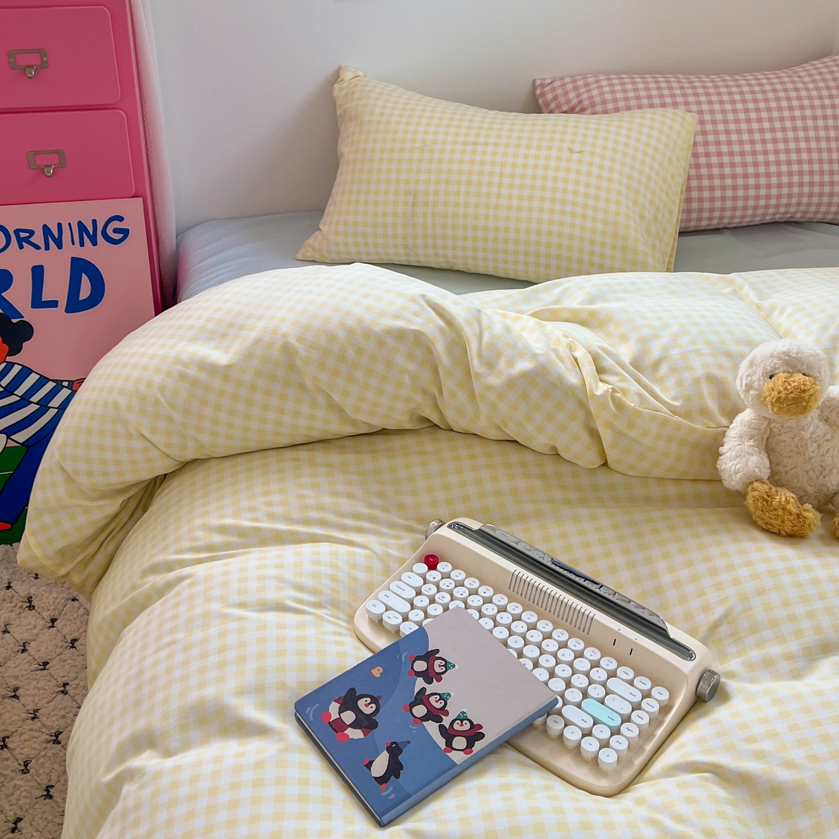 91家纺网 家纺一手货源 找家纺 红嘴企鹅 2025新款云感提花双层纱印花系列四件套 格子黄