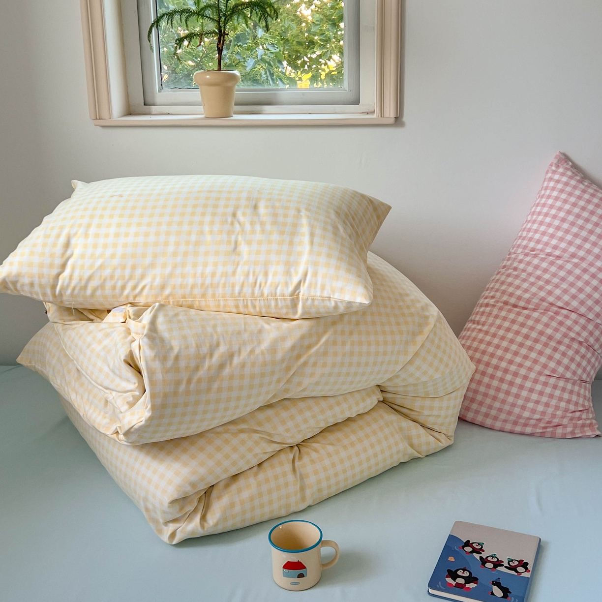 91家纺网 家纺一手货源 找家纺 红嘴企鹅 2025新款云感提花双层纱印花系列四件套 格子黄