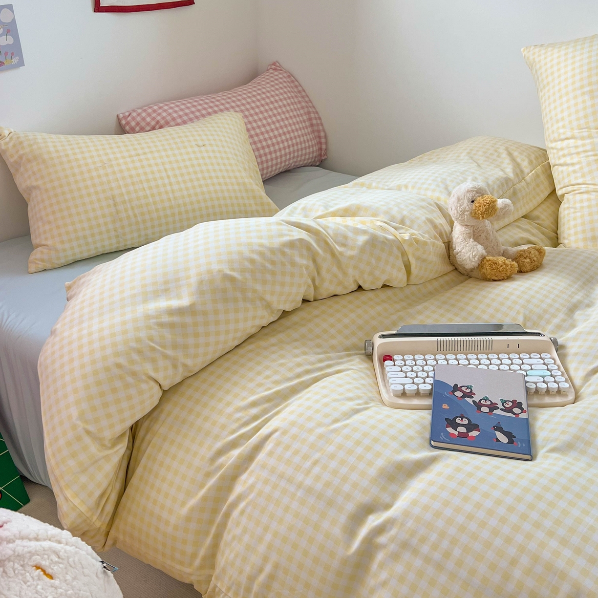 91家纺网 家纺一手货源 找家纺 红嘴企鹅 2025新款云感提花双层纱印花系列四件套 格子黄