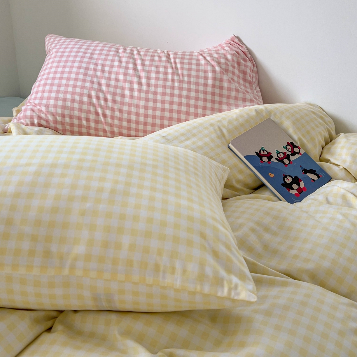 91家纺网 家纺一手货源 找家纺 红嘴企鹅 2025新款云感提花双层纱印花系列四件套 格子黄