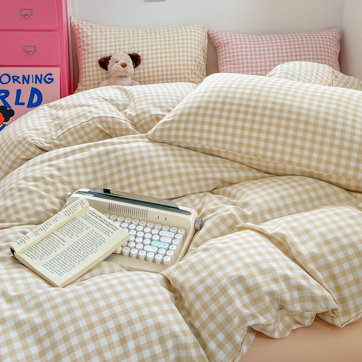 91家纺网 家纺一手货源 找家纺 红嘴企鹅 2025新款云感提花双层纱印花系列四件套 格子咖