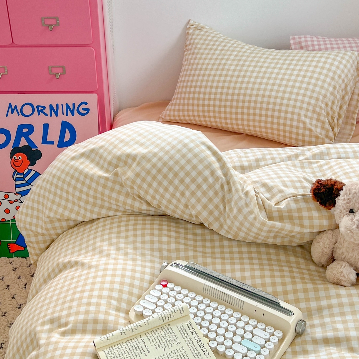 91家纺网 家纺一手货源 找家纺 红嘴企鹅 2025新款云感提花双层纱印花系列四件套 格子咖